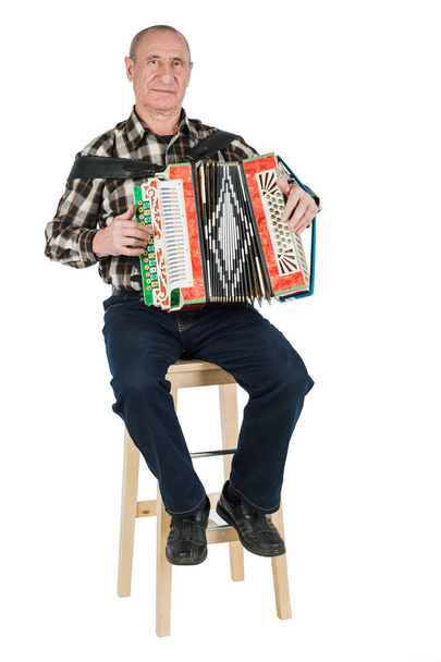 Egy ember, játszik a harmonika nagyapja arcképe. Elszigetelt fehér background. - Fotó, kép