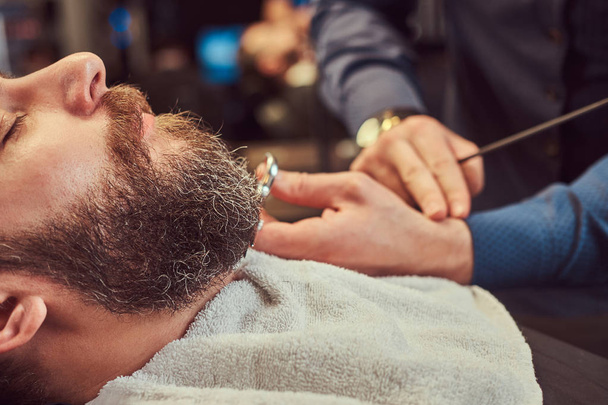 professionelle Friseur Modellierung Bart mit Schere und Kamm beim Friseur. Nahaufnahme. - Foto, Bild
