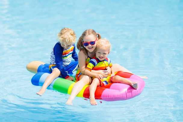 Niños en flotador inflable en piscina
.  - Foto, Imagen