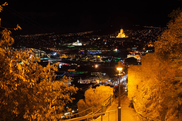 Noční pohled na staré město Tbilisi. Tbilisi je největší město o - Fotografie, Obrázek