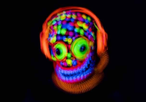 Neon gloed masker eng gezicht - Foto, afbeelding