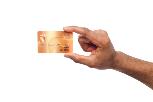 Negro mano masculina sosteniendo tarjeta de plástico
 - Foto, imagen