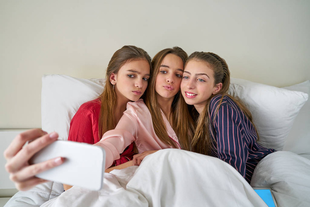 Pajama party best friend girls selfie at bed - Zdjęcie, obraz