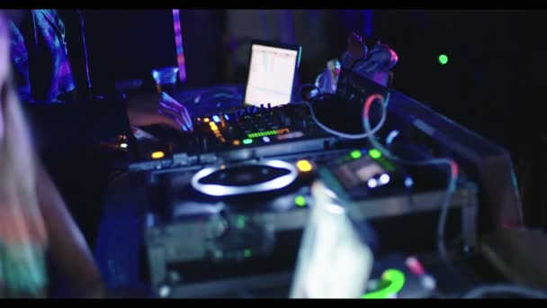 DJ játszik egy nagy trance party nagy tömeg ember, tánc - Felvétel, videó