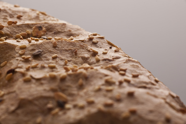 Семена кунжута на свежем хлебе
 - Фото, изображение