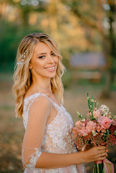 portrait of a beautiful young bride on the background of nature - Fotoğraf, Görsel