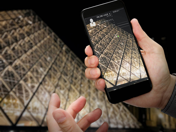 viajero de la mano tomando una foto de la Torre Eiffel con smartphone durante un viaje de fin de semana a París, Francia
 - Foto, Imagen