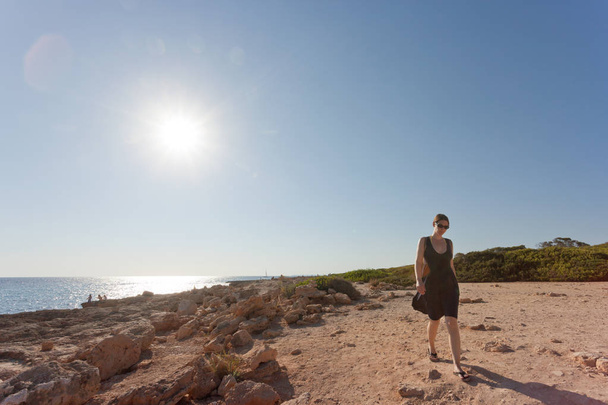 Cap de Ses Salines, Mallorca - mladá žena chodit na zeď - Fotografie, Obrázek