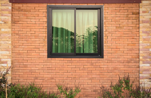 vista frontal da janela exterior na parede de tijolo
 - Foto, Imagem