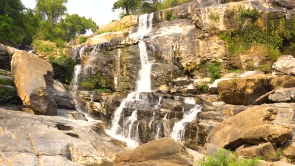Malebným vodopádem Klang Mae v národním parku Doi inthanon, regionu Chiang Mai, Thajsko, schopen opakovat - Záběry, video