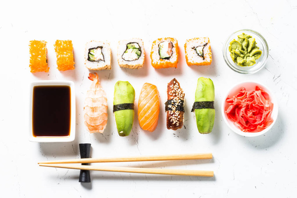 Sushi a sushi roll sada na bílém pozadí. - Fotografie, Obrázek