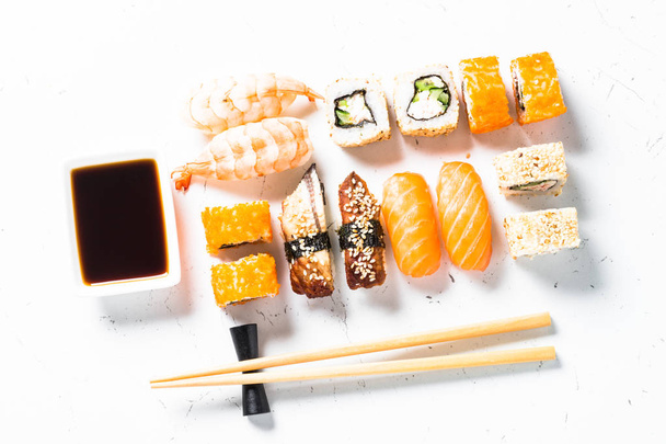 Sushi ja sushi roll asetettu valkoisella pohjalla
. - Valokuva, kuva