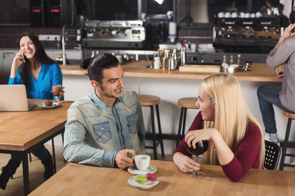 Šťastný mladý pár pití kávy v kavárně - Fotografie, Obrázek