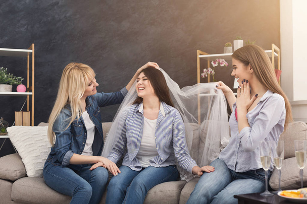 Mädchen bereitet sich auf Hochzeit vor und zeigt Brautschleier - Foto, Bild