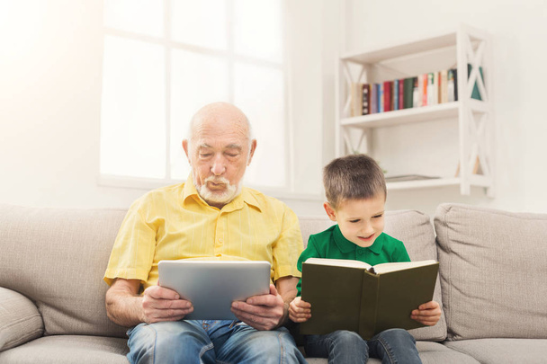 starší muž používající digitální tablet doma - Fotografie, Obrázek