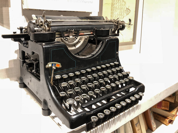 Starożytna maszyna do pisania. Vintage Maszyna do pisania z bliska Zdjęcie. - Zdjęcie, obraz