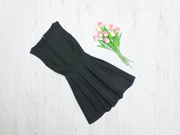 Petite robe noire et bouquet de tulipes. Concept tendance
 - Photo, image
