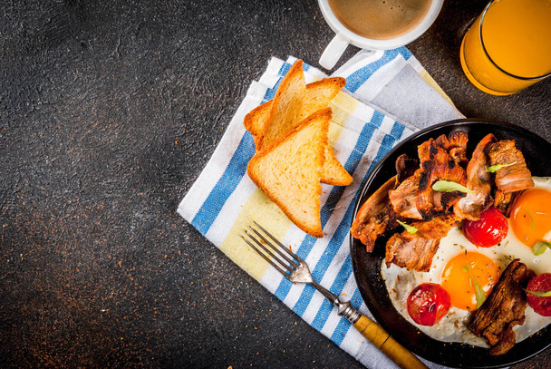 Perinteinen englanti amerikkalainen aamiainen
 - Valokuva, kuva