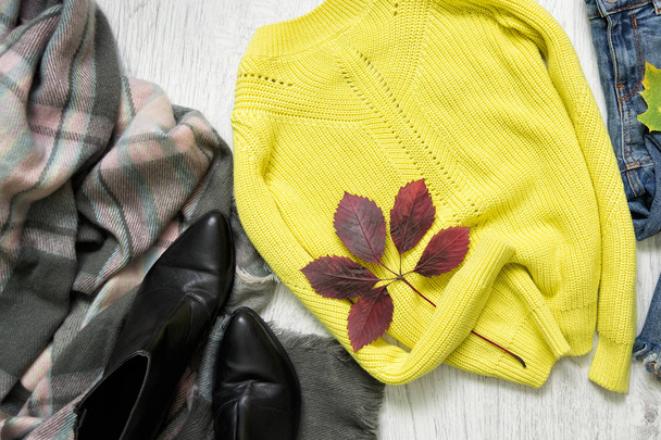 黄色のセーター、スカーフ、靴。ファッショナブルな概念 - 写真・画像