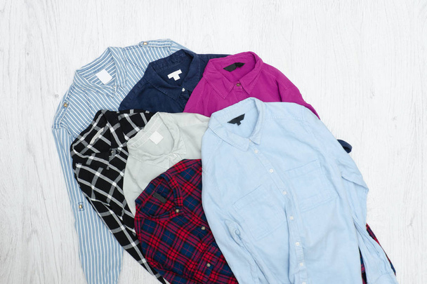 Cinque camicie colorate, assortimento. Concetto moda
 - Foto, immagini