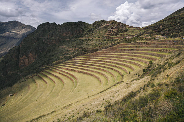 Terraços agrícolas em Sacred Valley em Pisac, Peru
 - Foto, Imagem