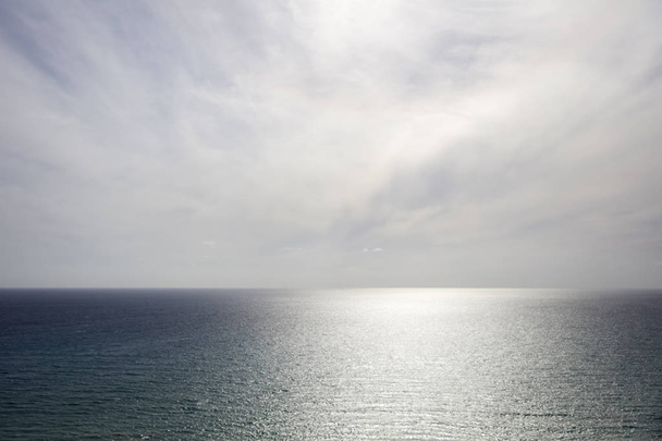 Zobacz w morze niebieski horizon w słoneczny dzień - Zdjęcie, obraz