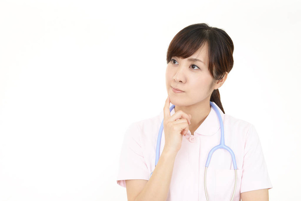 Preoccupato infermiera isolato su sfondo bianco
 - Foto, immagini