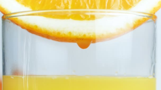 Detailní videa 4k kapiček pomerančového džusu do skla - Záběry, video
