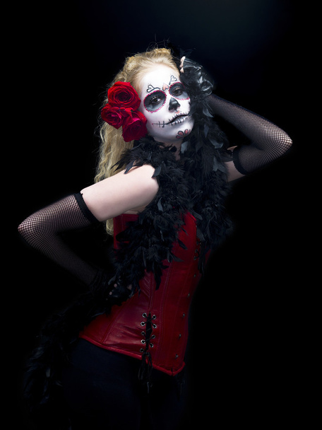 Портрет страшної жінки, що позує на темному тлі
 - Фото, зображення