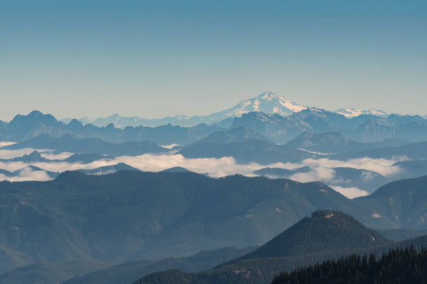 Вид на облака, спускающиеся с горы Фримонт
 - Фото, изображение
