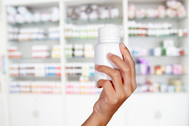 main du médecin tenant le flacon de médicament sur l'armoire à pharmacie et s
 - Photo, image