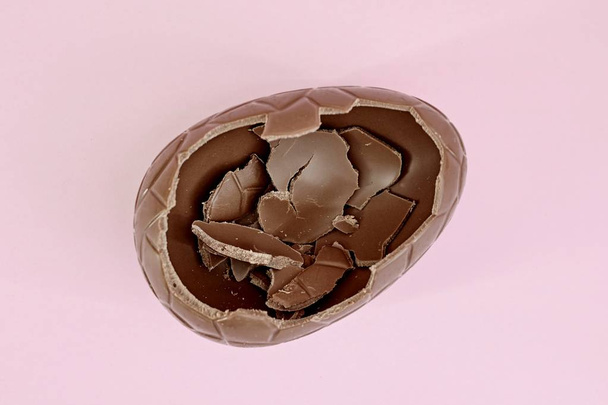 Студійне фото шоколадного великоднього яйця
 - Фото, зображення