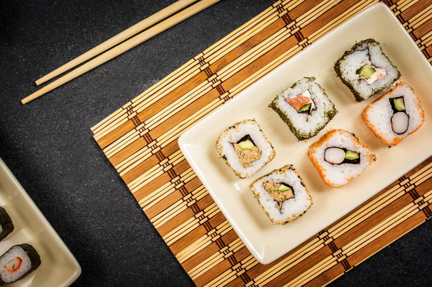 Sushi rollen hosomaki en uramaki - Foto, afbeelding