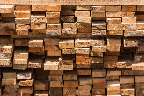 Pilha de madeira cortada para construção (textura, fundo, padrão
 - Foto, Imagem