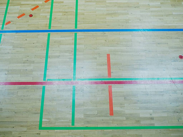 Ginásio piso de madeira com linhas de playground, madeira de parquet na corte da escola
.  - Foto, Imagem