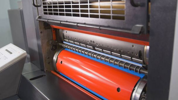 Profesionální tiskový stroj pracující v typografie - Fotografie, Obrázek