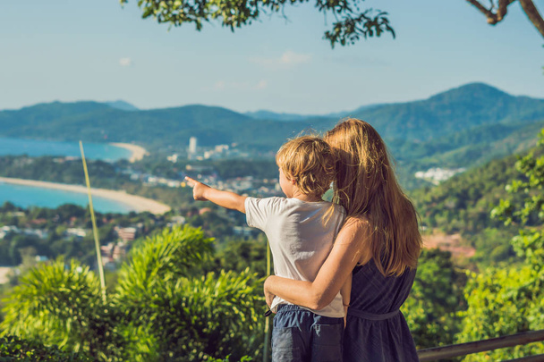 Mom and son on Karon View Point in sunny day. Phuket - Foto, immagini