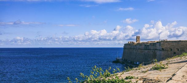 La Valletta, Malta. Cielo blu e vista mare sul muro della fortezza
 - Foto, immagini