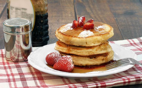 Taze çilek, pudra şekeri ve akçaağaç şurubu ile Pancakes - Fotoğraf, Görsel