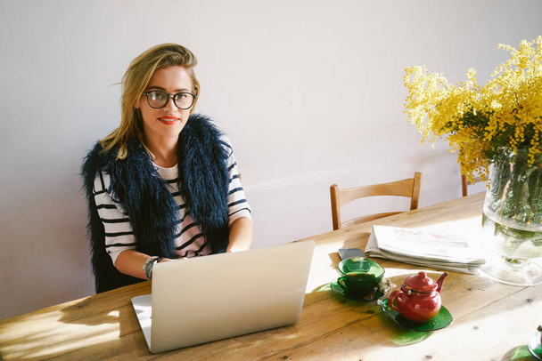 Modern businesswoman working with laptop in modern office - Foto, Bild