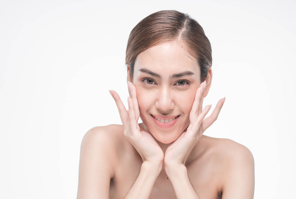 Joven hermosa mujer asiática tocando su cara aislada sobre fondo blanco concepto cosmético cuidado de la piel
 - Foto, Imagen