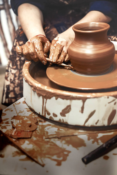 Cerâmica. O mestre na roda do oleiro produz um vaso de barro, subcotando a forma
. - Foto, Imagem