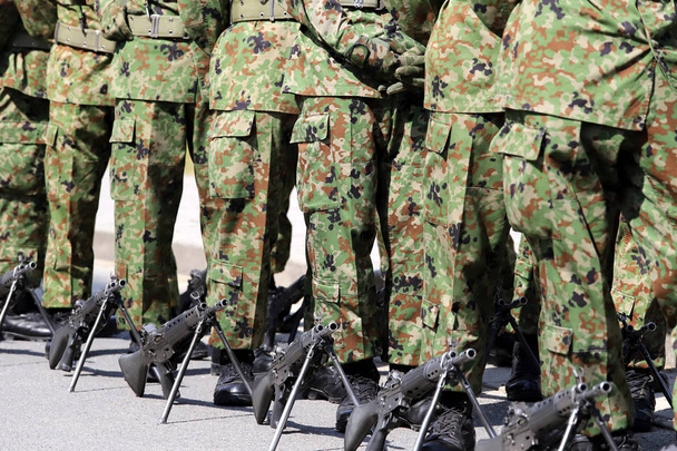 Militares japoneses armados marchando com rifle, Forças de Autodefesa do Japão
  - Foto, Imagem