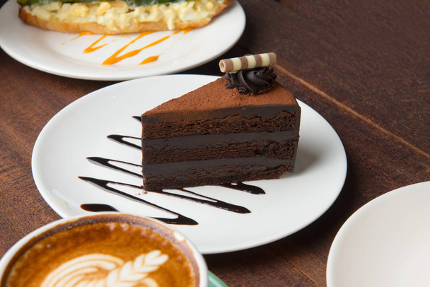 dark chocolate cake with wood background - Foto, Imagem