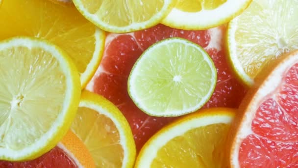 Замедленная съемка камеры, движущейся над оранжевыми, лимонными и грейпфрутовыми ломтиками
 - Кадры, видео