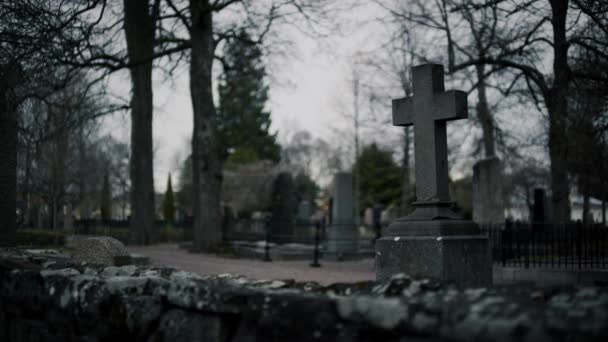 Deze klassieke begraafplaats ligt in Karlstad, Zweden. Een van de oudste en best onderhouden begraafplaatsen in de omgeving. - Video