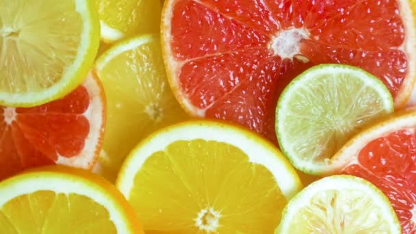 Slow-motion video van dalende citrusvruchten vallen op tafel - Video