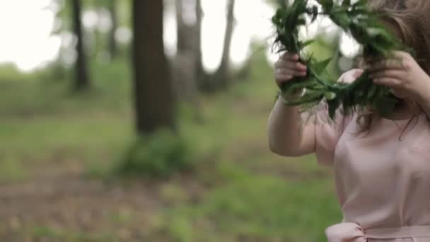 Young girl beautiful dress nature - Filmagem, Vídeo