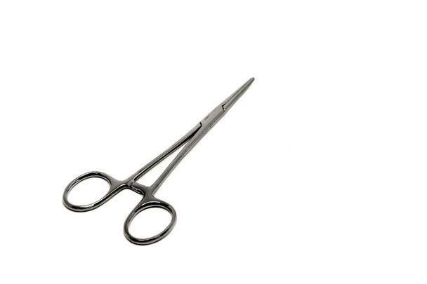 Pinza médica, instrumento quirúrgico sobre fondo blanco
 - Foto, imagen