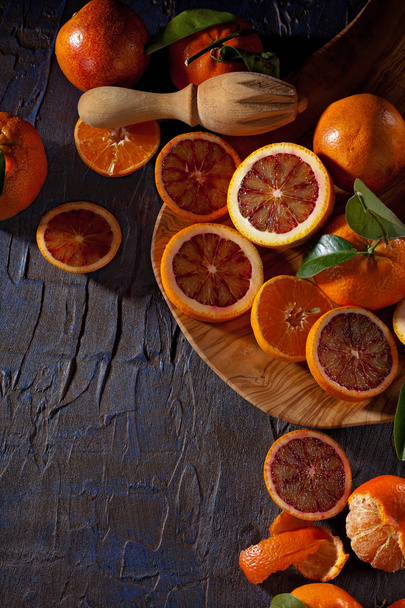 Кров'яні апельсини готові до соку. Концепція здорового харчування
. - Фото, зображення